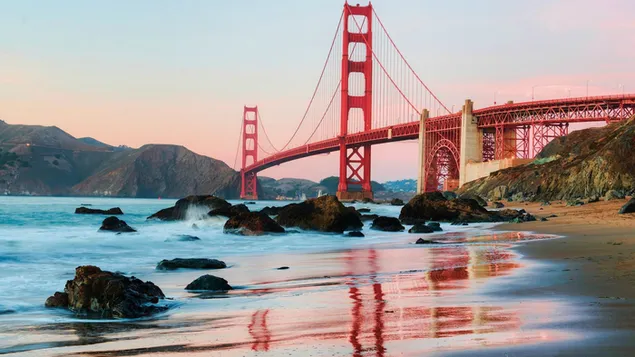 rooi en wit betongebou, goue hekbrug aflaai