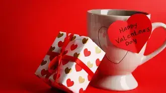 Roter Hintergrund kleines Geschenk und Notiz auf Cup Happy Valentine's Day 4K Hintergrundbild