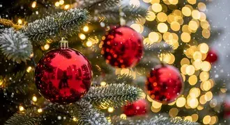 Crvene kuglice ukrašene na zimzelenom drvcu prekrivenom snijegom s svjetlucavim zlatnim svjetlima Božićni blagdan 4K pozadina