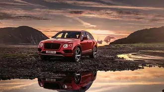 Rdeči Bentley Bentayga s čudovitim ozadjem sončnega zahoda 4K ozadje