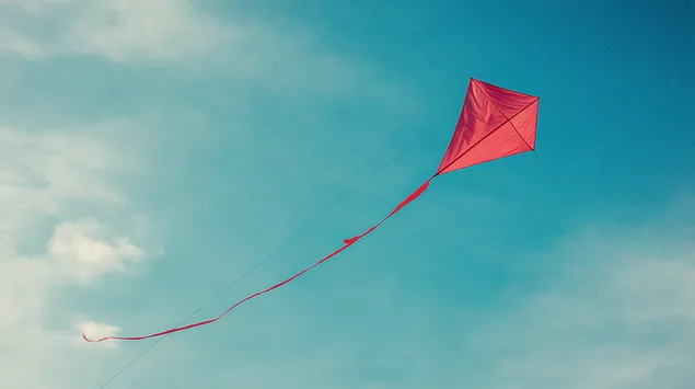 qifti i diamantit te kuq qe fluturon larte kunder nje qielli te kalter te shndritshem shkarkim