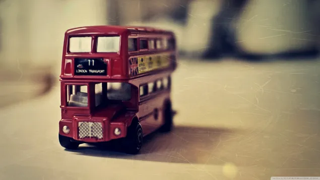 Rooi dubbeldekker vintage bus voor vaag agtergrond aflaai