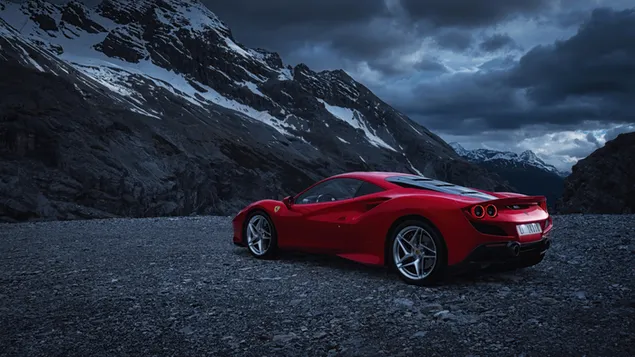 Ferrari rojo y nieve de invierno