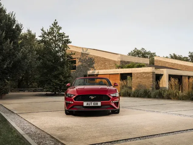 Ford Mustang rojo estacionado frente a la casa con jardín 4K fondo de pantalla