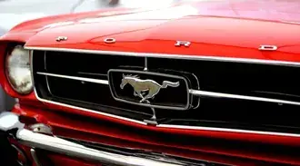 Ford Mustang roșu 2K imagine de fundal