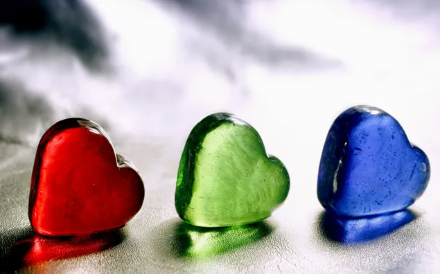 Caramels vermells, verds i blaus en forma de cor baixada