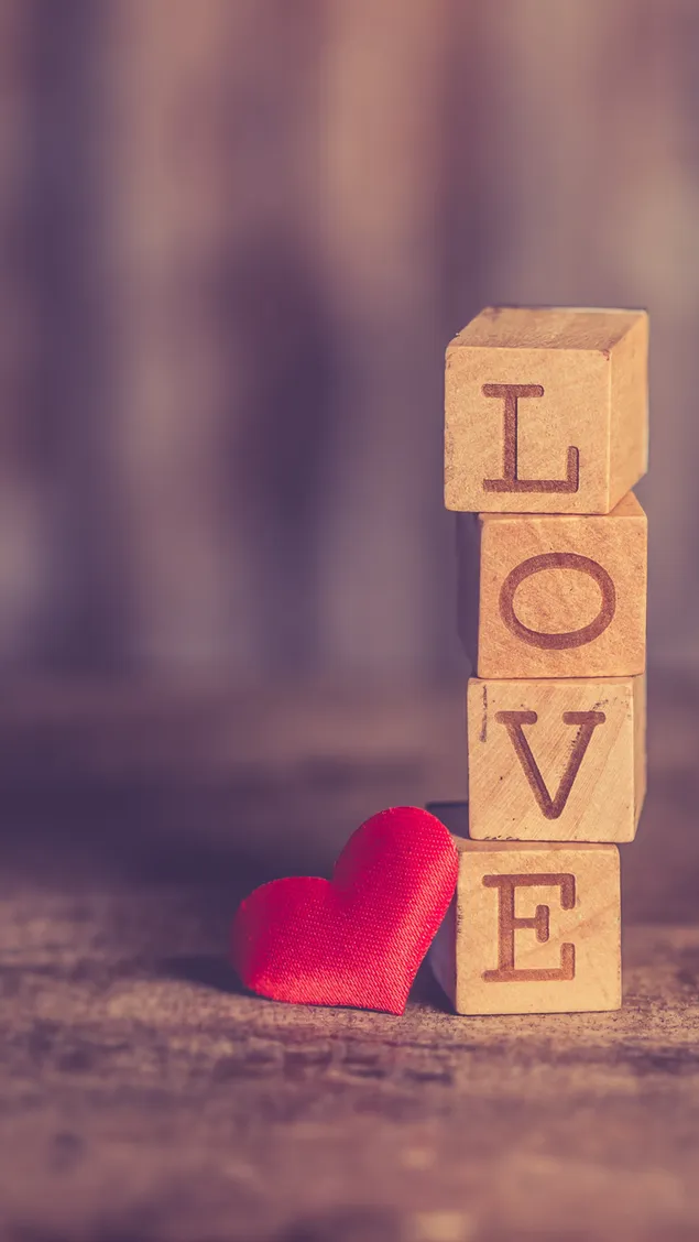 Rødt hjerte og kærlighedsbogstaver indgraveret på træ download