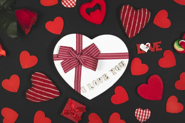 Rote Herzen und Geschenke zum Valentinstag 4K Hintergrundbild