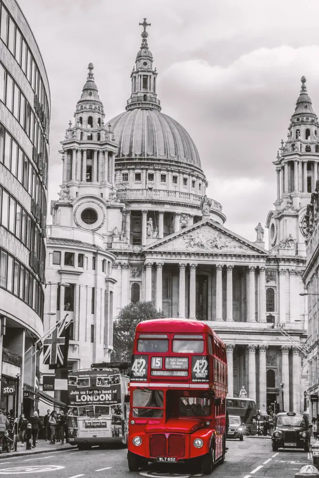Rød London bus i St. Paul Cathedral 2K tapet