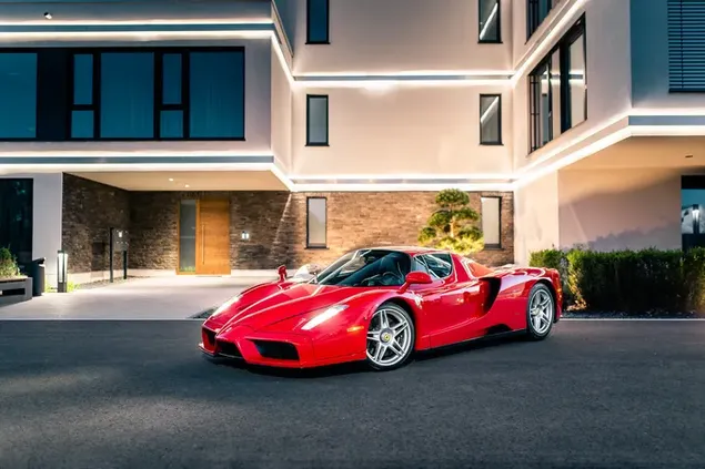 Red marvel sportsvogn Ferrari parkeret på asfaltvejen foran bygningen 2K tapet