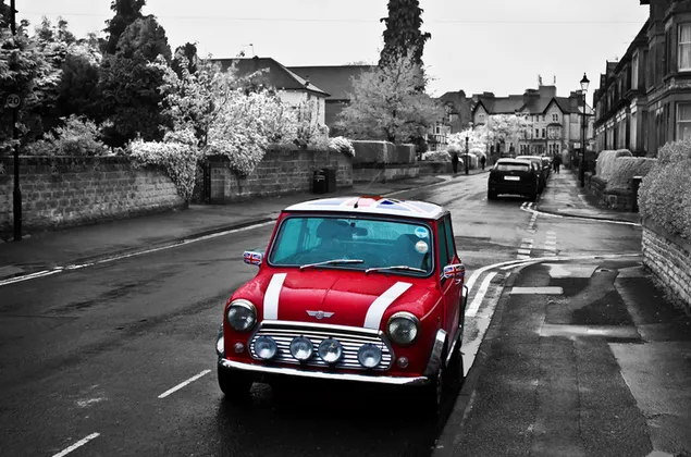 Red Mini Cooper junto al parque de la carretera fotografía