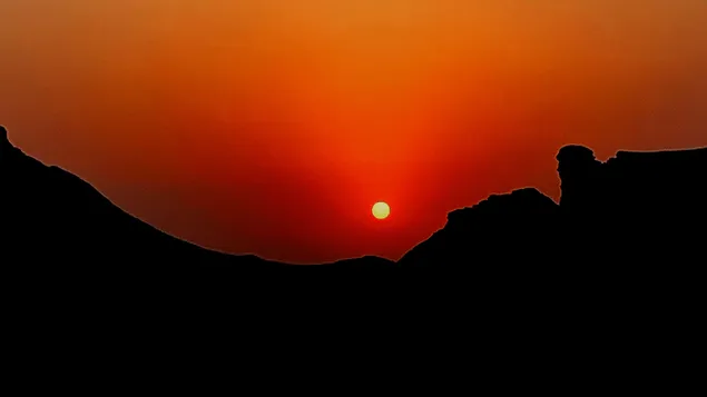 chervone nebo pid chas zakhodu sontsya z silhoutte gori zavantazhiti