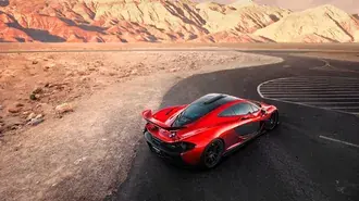 Tapeta Červené jedoucí auto na asfaltu na straně kamenité a polní cesty 4K