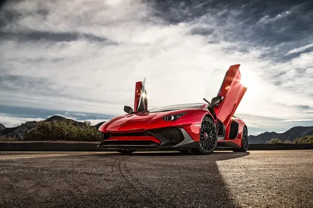 Rød sportsvogn Lamborghini med åbne døre på asfaltvej ved siden af ​​bjerget i overskyet vejr 4K tapet