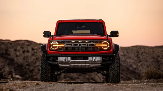 SUV rojo Ford Bronco Raptor en el campo 4K fondo de pantalla