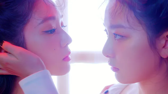 Seulgi Red Velvet bersama Irene dalam M/V 'Monster' (2020) 4K kertas dinding