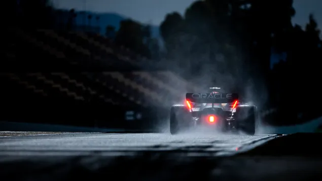 Redbull Racing RB18 Formel 1 2022 Neuwagen Rückansicht bei Regen herunterladen
