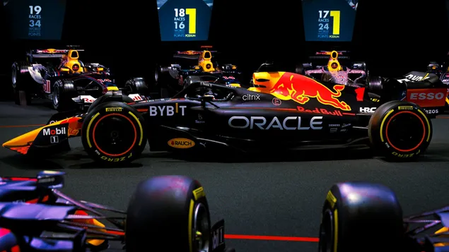 Redbull Racing RB18 Formule 1 2022 tussen oude Redbull Racing-auto's