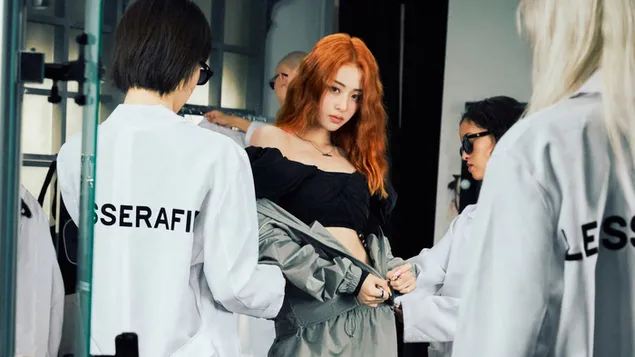 LE SSERAFIM'den Kızıl Saçlı 'Yunjin' | Kolay Albüm (Kompakt Versiyon) Çekimi 4K duvar kağıdı