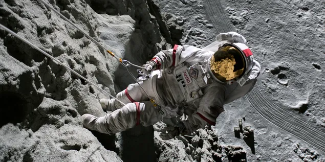 Imágenes reflejadas de científico en traje de astronauta en el espacio 2K fondo de pantalla