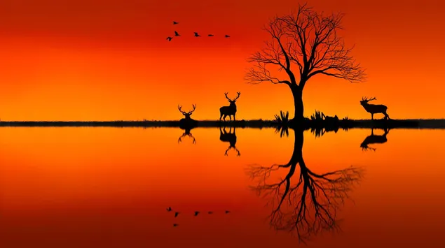 夕暮れ時の水面に映る鳥、木、鹿、その他の動物