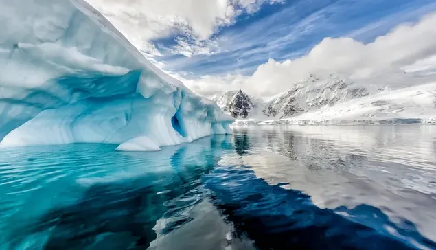 Reflectie van heldere blauwe lucht wolken op meer tussen ijs
