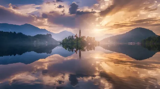Reflejo de la luz del día y árboles que se filtran a través de las nubes en el agua del lago 2K fondo de pantalla