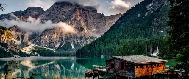 otrazhenie na m''gla, s''brana v''rkhu skali i gora v''v voda i d''rvena k''shcha na ezero izteglyane