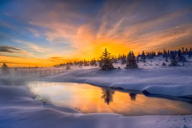 Weerspiegeling van de zonsondergang in het meer in de winter