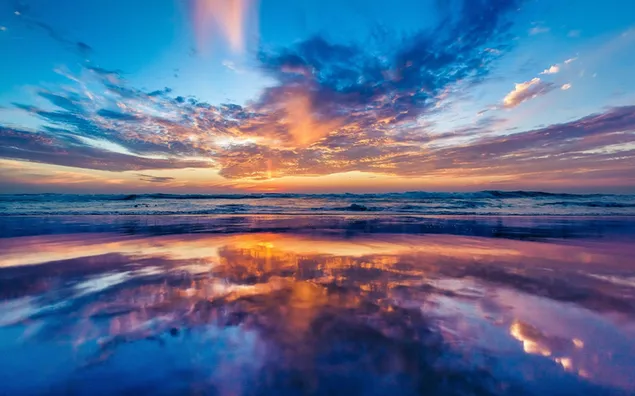Spiegelung des Himmels im Wasser begleitet von prächtigen Farben herunterladen