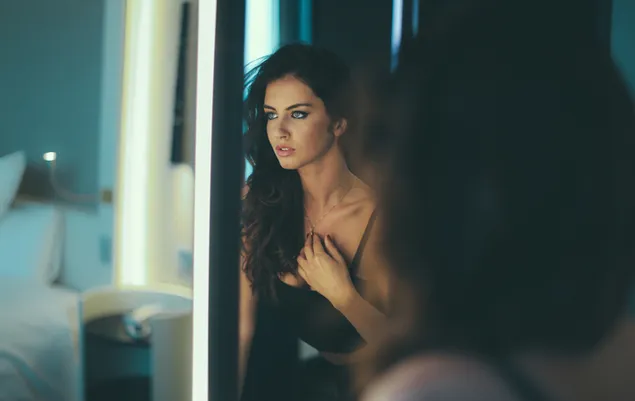 Reflejo de mujer hermosa en el espejo