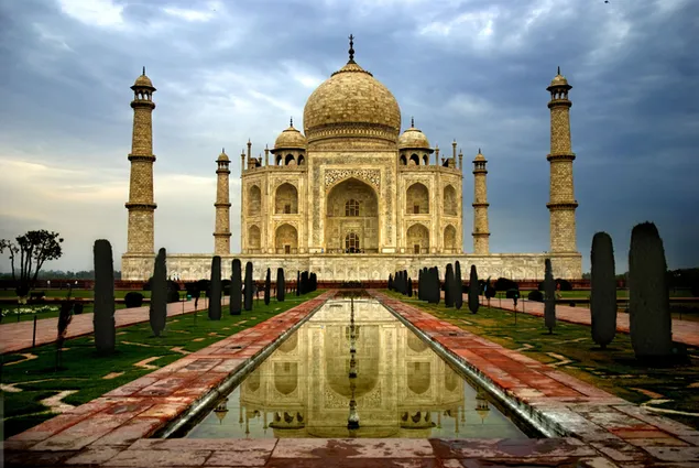 Refleksi Taj Mahal di India, salah satu karya terpenting dunia, di atas air unduhan