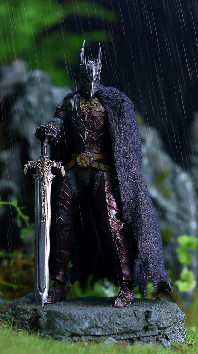 Шпалери Царствений Темний Лицар у вишуканих обладунках під легким дощем HD