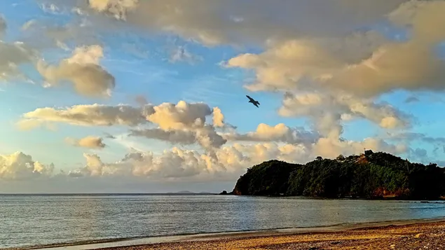 Relajante y calmante vista del cielo azul desde la orilla del mar de la playa 4K fondo de pantalla