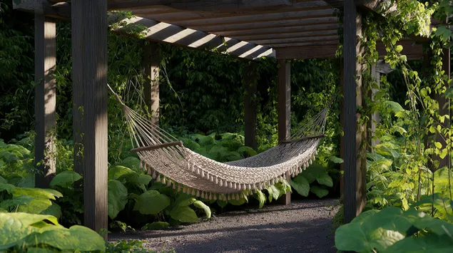 Tapeta Relaxační houpací síť pod pergolou v bujné zelené zahradě 2K