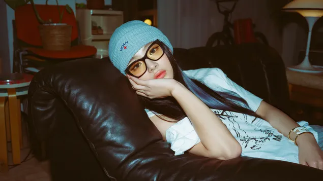 entspannendes ,,minji'' von newjeans - ,,how sweet'' musikvideodreh herunterladen