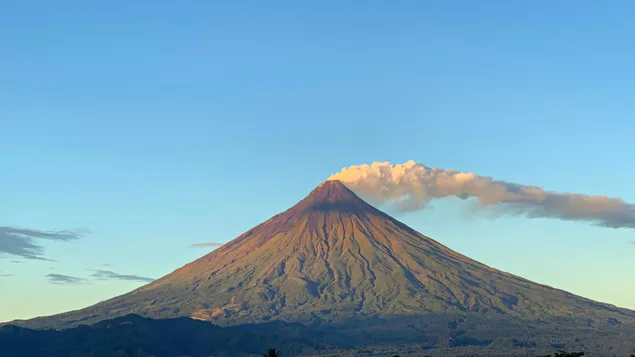 人気のある観光スポットであり、対称的な円錐形であるため、「完璧な円錐形」で有名です-マヨン火山
