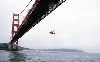 Tapeta Záchranný vrtulník létající pod mostem Golden Gate 4K