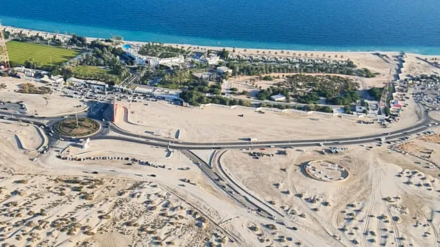 砂とビーチの間のリゾート 4K 壁紙