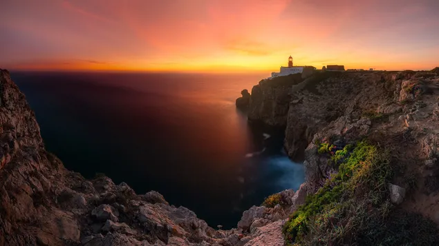 日没を見守る崖の上の灯台