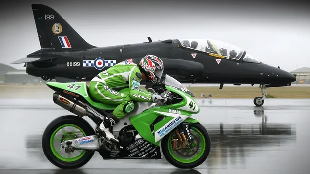 緑のオートバイのライダー