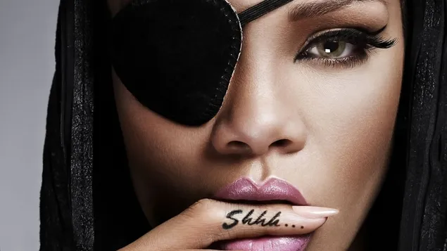 Rihanna één oog zwart ooglapje, shhh... getatoeëerde vinger tussen haar lippen download