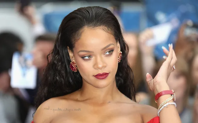 Rihanna, haar hand opkijkend, zwart haar en rode lippen download