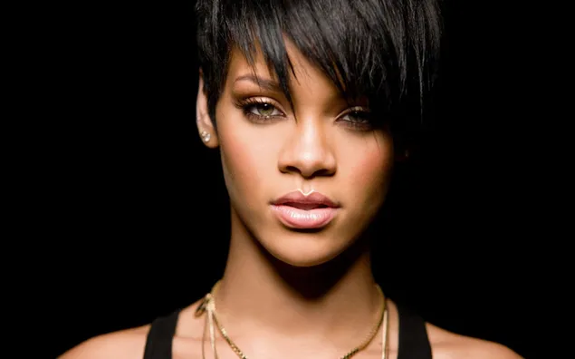 Rihanna met haar opvallende ogen, zwart kort haar en zwarte achtergrond download