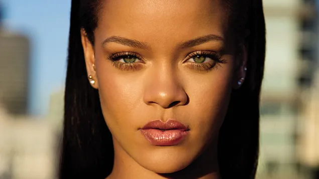 Rihanna mit rosa Lippen, grünen Augen und schwarzen glatten Haaren herunterladen