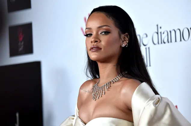 Rihanna poseert in een crèmekleurige outfit voor de ceremonie download