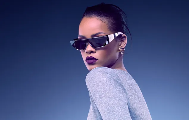 Шпалери Яскраві сонцезахисні окуляри Rihanna в широкій оправі з сірою сукнею 2K