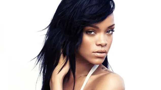 Rihannas Hand ist unter ihrem schwarz-weißen Hintergrund