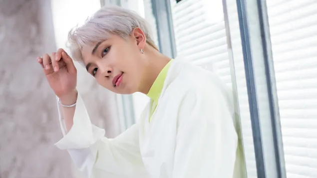 RM (Rap Monster) dalam MV Shoot 'Boy With Luv' daripada BTS (Bangtan Boys) 4K kertas dinding