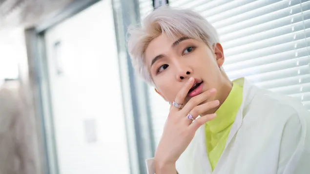 RM (Rap Monster) dalam MV Shoot 'Boy With Luv' daripada BTS [Bangtan Boys] 4K kertas dinding